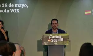 El candidato de Vox de Ceuta, Juan Sergio Redondo, interviene durante un mitin en Ceuta, a 22 de mayo de 2023
