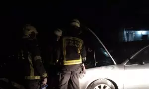 Sofocado un fuego en un coche en Peña Cabarga y otro de vegetación en Gajano