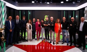 Fotografia de família amb els màxims responsables de 8TV i els principals presentadors de la temporada