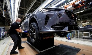 Un trabajador en la cadena de montaje de la planta de Seat en Martorell (Barcelona), ensamblado un vehículo del modelo Formentor. REUTERS/Albert Gea