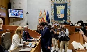 El candidato del PP a la Presidencia de Aragón, Jorge Azcón, conversa con el cabeza de lista y portavoz de Vox, Alejandro Nolasco, durante la sesión constitutiva de la XI Legislatura de las Cortes de Aragón, en el Palacio de la Aljafería. E.P./Fabián Simó