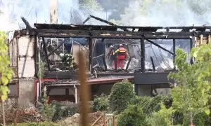 Los bomberos inspeccionan un edificio quemado después de que estallase un incendio en Wintzenheim, este de Francia, el 9 de agosto de 2023.
