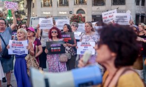 Varias personas protestan contra la violencia de género, en la plaza de Callao, a 20 de julio de 2023, en Madrid