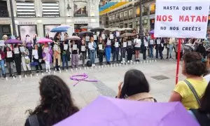 Decenas de personas durante una concentración por los 40 feminicidios en 2023 en la Puerta del Sol, a 2 de junio de 2023, en Madrid