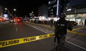 Un policía permanece apostado en los aledaños de la Clínica de la Mujer, a donde fue llevado el candidato a la Presidencia de Ecuador Fernando Villavicencio, a 9 de agosto de 2023 en Quito