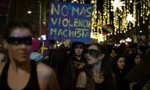 Una mujer sujeta una pancarta durante una manifestación contra las violencias machistas, a 25 de noviembre de 2022, en Barcelona