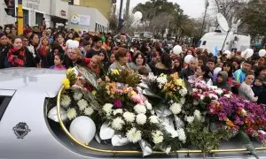 Los argentinos protestan por el asesinato de Morena Dominguez y se despiden de la niña de 11 años que ha sido asesinada en Lanus, Argentina el 10 de agosto de 2023
