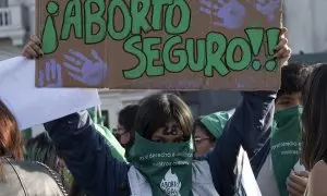 Una mujer sostiene una pancarta que reivindica el derecho al aborto, en una imagen de archivo tomada en Lima (Perú) a 28 de septiembre de 2022
