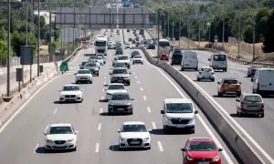 Varios coches circulan en la autovía A-4, a 11 de agosto de 2023, en Madrid (España).