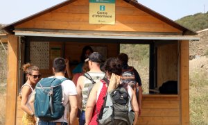 Un grup de turistes al punt d'informació a l'inici de les restriccions del Parc Natural de Cap de Creus a Cadaqués