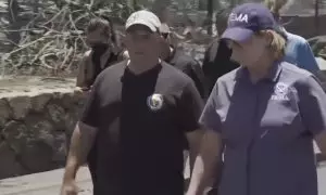 El gobernador de Hawái visita los lugares más devastados por los incendios