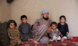 19/07/2023 - Khalid y cuatro de sus nueve hijos en una aldea rural del norte de Afganistán, a 19 de julio de 2023.