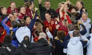 Las jugadoras y el entrenador de España, Jorge Vilda, celebran después de avanzar a la final de la Copa del Mundo