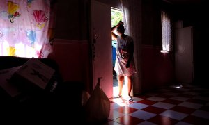 Una mujer dentro de su casa en medio de una ola de calor en el barrio desfavorecido de Cañada del Real, en las afueras de Madrid, a 11 de agoosto de 2023.