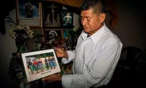 Ramón Coc, padre de Laura, migrante desaparecida en el desierto, enseña fotos de su hija