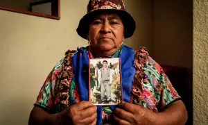 Lucía Santos, madre de Bernabé, migrante desaparecido, posa con una fotografía de su hijo
