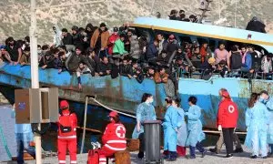 Cruz Roja Helénica junto a un bote que transporta a unos 400 refugiados y migrantes en la ciudad de Paleochora, en el suroeste de la isla de Creta, el 22 de noviembre de 2022.