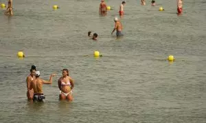 Bañistas en la playa de la Malvarrosa, a 10 de agosto de 2023, en València.