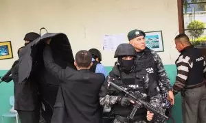 Agentes de Policía protegen al candidato a la Presidencia de Ecuador Christian Zurita a su llegada al colegio electoral en Quito. REUTERS/Henry Romero