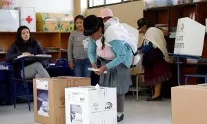 Una mujer vota en un colegio electoral en la zona rural de Cayambe, en Ecuador. REUTERS/Karen Toro