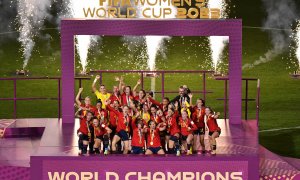 Las jugadoras españolas celebran después de ganar el partido de fútbol final de la Copa Mundial Femenina de la FIFA 2023 entre España e Inglaterra en el Estadio Australia en Sydney, el domingo 20 de agosto de 2023.