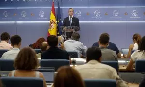 El líder del PP, Alberto Núñez Feijóo, durante una rueda de prensa tras la recepción con el rey Felipe VI