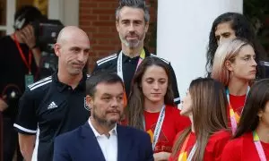 El entrenador de la selección femenina de fútbol Jorge Vilda (2i) junto al presidente de Real Federación Española de Fútbol (RFEF), Luis Rubiales (i) durante la recepción del Presidente del Gobierno Pedro Sánchez
