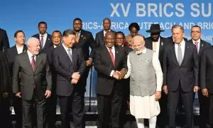 El presidente de Sudáfrica, Cyril Ramaphosa (C), estrechando la mano del primer ministro de la India, Narendra Modi (3-R), mientras posan para una foto familiar con otros líderes y delegados de BRICS durante el último día de la Cumbre BRICS en el Centro d