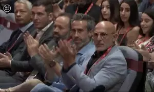Luis de la Fuente, seleccionador nacional, aplaude a Luis Rubiales durante su discurso ante la Asamblea General de la Federación española de fútbol.