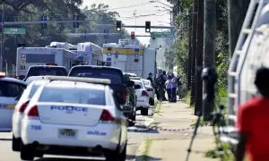 El personal de emergencias, a los alrededores de un local de la cadena de tiendas Dollar General después del tiroteo en el que un supremacista blanco ha matado a tres personas en Jacksonville, Florida, a 26 de agosto de 2023