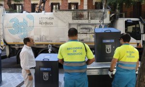 El responsable de Medio Ambiente del Ayuntamiento de Madrid, Borja Carabante, visita las obras de remodelación de los cubos de basura del distrito Centro y del barrio de Salamanca.