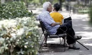 Un pensionista descansa en un banco de un parque de Madrid. E.P./Eduardo Parra