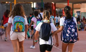 Tres niñas a su llegada al colegio CEIP Hernán Cortés durante el primer día de comienzo del curso escolar, a 7 de septiembre de 2022, en Madrid (España).