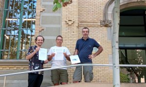 Membres de Salvem Cal Macià mostren el recurs d'alçada davant dels Serveis Territorials de Cultura de Lleida