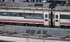 Un tren de cercanías en la estación de Almudena Grandes-Atocha Cercanías, a 5 de abril de 2023