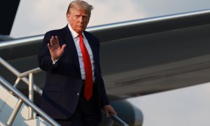 El expresidente estadounidense Donald Trump llega al Aeropuerto Internacional Hartsfield-Jackson de Atlanta, Georgia, el 24 de agosto de 2023.