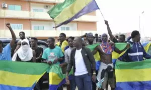 Gaboneses celebran el golpe de Estado portando banderas nacionales de Gabón, en Libreville, a 30 de agosto de 2023.