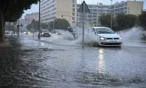 Varios vehículos circulan bajo la lluvia por Castelló de la Plana, donde se esperan lluvias y tormentas.