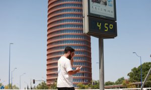 Un termómetro junto a la Torre Pelli marca 45 grados, a 24 de agosto en Sevilla (Andalucía, España).