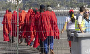 Salvamento Marítimo ha rescatado este lunes a 363 migrantes que viajaban a bordo de tres cayucos en aguas próximas a Canarias.