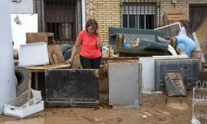 Una persona junto a los objetos de una vivienda inundada, a 4 de septiembre de 2023, en Buenache de Alarcón, Cuenca,