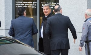 El presidente del FC Barcelona, Joan Laporta, a su llegada a una Asamblea Extraordinaria para analizar el 'caso Negreira, a 19 de abril de 2023, en Madrid.