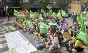 6-9-2023 Mestres i professors del sindicat USTEC tallant una carrer de Barcelona en senyal de protesta el primer dia de curs