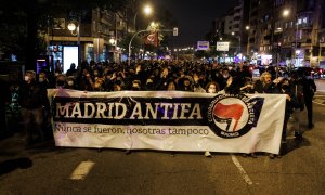Varias personas participan en una manifestación antifascista, a 20 de noviembre de 2021, en Madrid (España).