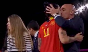 Fotograma del petó no consentit de Rubiales a Jenni Hermoso després de la final del Mundial femení de futbol.