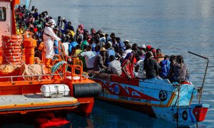 Más de cien personas migrantes llegan al muelle de Arguineguín, en Gran Canaria, tras ser rescatados por Salvamento Marítimo el 4 de septiembre de 2023.
