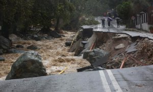 Vista de la carretera dañada durante la tormenta llamada Daniel en la zona de Volos, Magnesia, Grecia, este miércoles.