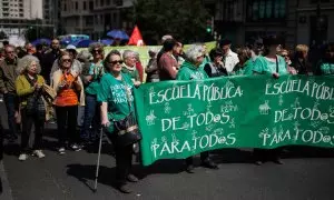 Cientos de personas marchan durante una manifestación en defensa de los Servicios Públicos desde Plaza de España a Cibeles, a 20 de mayo de 2023, en Madrid (España).