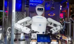 Un robot camarero con una aplicación 5G sirve bebidas en el Mobile de Barcelona.