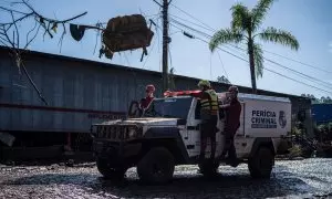 Bomberos se trasladan hoy entre los destrozos causados por el paso de un ciclón en la ciudad de Roca Sales, en el estado de Río Grande do Sul (Brasil).